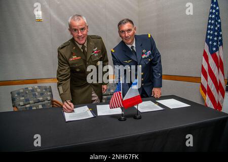 220719-N-TP834-1002 USA Generalmajor der Armee, Michael Morrissey, USA Leiter des Weltraumkommandos für Strategie, Pläne und Politik, unterzeichnet eine Vereinbarung mit Brig. General Thierry Blanc, Stellvertretender Befehlshaber des französischen Raumfahrtkommandos, 19. Juli 2022, im Hauptquartier der USSPACECOM, Peterson-Weltraumstützpunkt, Colorado. Die Tor-Abkommen legen die Bedingungen für militärische Gespräche zwischen französischen und US-amerikanischen Organisationen über Raumfahrtoperationen fest. Das Tor gründet eine langfristige strategische Zusammenarbeit zur Erörterung operativer Raumfahrtfragen und zur Vertiefung der Zusammenarbeit zwischen den US-amerikanischen und französischen Raumfahrtkommandos. Stockfoto