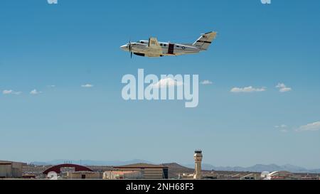 Ein C-12 Huron startet vom Luftwaffenstützpunkt Edwards, Kalifornien, um drei anderen Flugzeugen, die an der Eröffnungszeremonie für das MLB All-Star Game 2022 im Dodger Stadium in Los Angeles, Juli 19, teilgenommen haben, Luftunterstützung zu bieten. (Air Force Foto von Josh McClanahan) Stockfoto