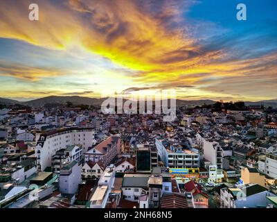 Lebendige Skyline bei Sonnenuntergang: HDR-Aufnahme von Da Lat City, Vietnam mit faszinierender Mischung aus Farben zwischen Stadtbild und Himmel in der Abenddämmerung Stockfoto