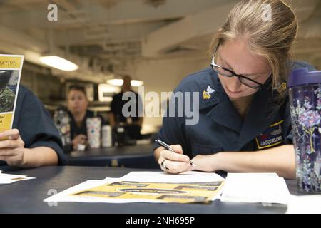 NEWPORT NEWS, VA (19. Juli 2022) Machinist's Mate (Nuclear) 1. Klasse Jacqueline E. Heath aus Waukesha, Wisconsin, der Reaktorabteilung an Bord des Flugzeugträgers der Nimitz-Klasse USS George Washington (CVN 73) zugewiesen wurde, macht Notizen während eines MyNavy Coaching Workshops in der Cheffabrik an Bord des nuklearbetriebenen Flugzeugträgers USS George Washington der Nimitz-Klasse (CVN 73). Die Workshops untersuchten die Nutzung von Peer-to-Peer-Coaching, um die Entwicklung von Seeleuten sowohl für die persönliche als auch für die berufliche Weiterentwicklung zu verbessern. George Washington durchläuft bei Newport News Shipb eine Tanküberholung (RCOH) Stockfoto