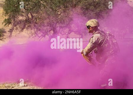 Hawaii Army National Guard PFC. Richard H. Akana wurde Alpha Company, 227. Brigade Engineer Battalion, 29. Infanterie Brigade Combat Team zugeteilt und bereitet einen Greifhaken vor, während er auf ein Hindernis zugeht, das während des Exportable Combat Training Capability (XCTC) Programms in Camp Roberts, Kalifornien, 19. Juli 2022 in einer Feuerübung durchgeführt wurde. XCTC ist eine Serie zwischen einem aktiven US-amerikanischen Armeebrigade und eine Armeebrigade der Nationalgarde, um die Fähigkeiten und die Bereitschaft der Einheiten der Nationalgarde zu verbessern. Stockfoto