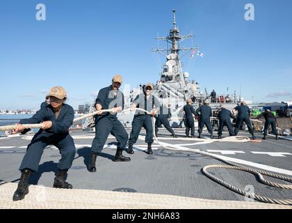 220719-N-DE439-1094 HELSINKI, Finnland (19. Juli 2022) Seeleute an Bord der Arleigh-Burke-Klasse-Guided-Missile Destroyer USS Arleigh Burke (DDG 51) ziehen während einer See- und Ankerentwicklung die Anlegestellen ein, während das Schiff in Helsinki ankommt, für einen planmäßigen Hafenbesuch am 19. Juli 2022. Arleigh Burke ist auf einem geplanten Einsatz in den USA Marinestreitkräfte Europa Einsatzgebiet, angestellt von den USA Sechste Flotte, die die Interessen der USA, Verbündeten und Partner verteidigt. Stockfoto