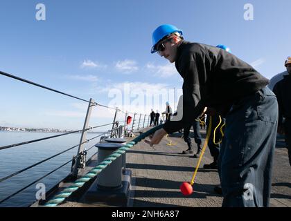 220719-N-DE439-1055 HELSINKI, Finnland (19. Juli 2022) Cryptological Technician (Sammlung) 2. Class Michael Donnelly aus Winslow, Arizona, zieht die Schwerlinie an Bord des Arleigh Burke-Class Guided Raketenzerstörers USS Arleigh Burke (DDG 51) während einer See- und Ankerentwicklung, während das Schiff in Helsinki ankommt, Finnland, für einen geplanten Hafenbesuch. 19. Juli 2022. Arleigh Burke ist auf einem geplanten Einsatz in den USA Marinestreitkräfte Europa Einsatzgebiet, angestellt von den USA Sechste Flotte, die die Interessen der USA, Verbündeten und Partner verteidigt. Stockfoto