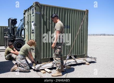 USA Marines mit Combat Logistics Regiment 1, 1. Marine Logistics Group, sichern einen Quadcon Trockenfrachtcontainer als Vorbereitung für Übung Native Fury 22 am März Air Reserve Base, Kalifornien, 21. Juli 2022. Native Fury 22 ist eine alle zwei Jahre stattfindende Übung, die sich auf die Demonstration der schnellen Ablagerung und Integration einer Maritime Prepositioned Force (MPF) in den USA konzentriert Zuständigkeitsgebiet des Zentralkommandos für die Unterstützung der regionalen Sicherheit, der Krisenreaktion und der Notfallmaßnahmen. Stockfoto