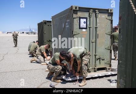 USA Marines mit Combat Logistics Regiment 1, 1. Marine Logistics Group, sichert Quadcon Trockenfrachtcontainer in Vorbereitung auf Übung Native Fury 22 am March Air Reserve Base, Kalifornien, 21. Juli 2022. Native Fury 22 ist eine alle zwei Jahre stattfindende Übung, die sich auf die Demonstration der schnellen Ablagerung und Integration einer Maritime Prepositioned Force (MPF) in den USA konzentriert Zuständigkeitsgebiet des Zentralkommandos für die Unterstützung der regionalen Sicherheit, der Krisenreaktion und der Notfallmaßnahmen. Stockfoto