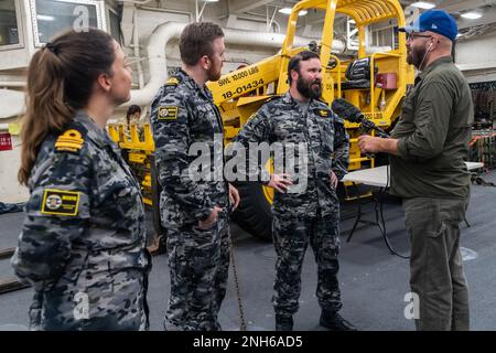 220719-N-VQ947-1043 PAZIFIK (19. Juli 2022) Steve Walsh, Right, interviewt Royal Australian Navy Sailers an Bord des Amphibienschiffs USS Portland (LPD 27) der San Antonio-Klasse während Rim of the Pacific (RIMPAC) 2022 in Südkalifornien, Juli 19. Von Juni 29 bis August 4 nehmen an der RIMPAC 25.000 Nationen, 38 Schiffe, drei U-Boote, mehr als 170 Flugzeuge und Mitarbeiter auf und um die hawaiianischen Inseln und Südkalifornien Teil. RIMPAC ist die weltweit größte internationale Seefahrt-Übung und bietet eine einzigartige Ausbildungsmöglichkeit, während sie gleichzeitig c fördert und unterstützt Stockfoto