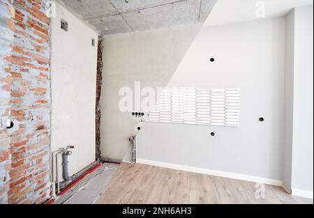 Raum vor und nach der Restaurierung leeren. Vergleich zwischen altem Apartment und neu renoviertem Appartement mit Parkettboden und weißen Wänden. Hausrenovierungskonzept. Stockfoto