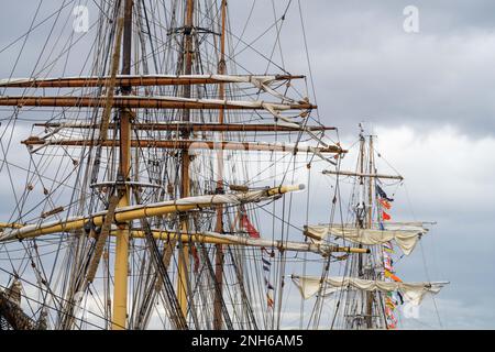 Großsegler auf dem Wasser, Großsegler beim Holzbootfestival in hobart, tasmanien, australien im Hafen Stockfoto