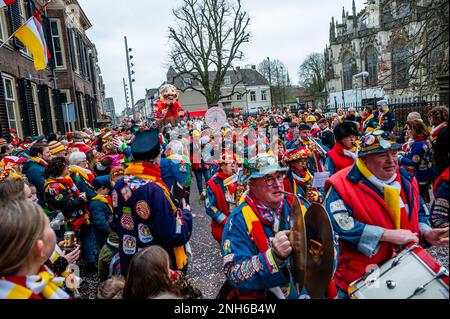 Den Bosch, Niederlande. 20. Februar 2023. Der Höhepunkt von Oeteldonk (der Name, den die Stadt Den Bosch während des Karnevals erhält) wird am Karneval-Montag gefeiert: Die große Parade, die Stadt begrüßt Enthusiasten, die kommen, um dieses bunte Spektakel zu sehen. Am 20. Februar 2023. (Foto: Romy Arroyo Fernandez/NurPhoto) Kredit: NurPhoto SRL/Alamy Live News Stockfoto