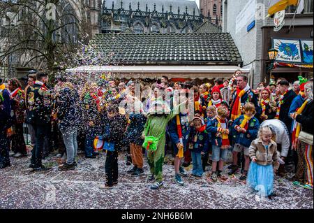 Den Bosch, Niederlande. 20. Februar 2023. Der Höhepunkt von Oeteldonk (der Name, den die Stadt Den Bosch während des Karnevals erhält) wird am Karneval-Montag gefeiert: Die große Parade, die Stadt begrüßt Enthusiasten, die kommen, um dieses bunte Spektakel zu sehen. Am 20. Februar 2023. (Foto: Romy Arroyo Fernandez/NurPhoto) Kredit: NurPhoto SRL/Alamy Live News Stockfoto