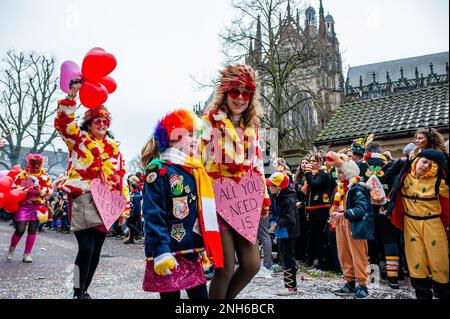 Den Bosch, Niederlande. 20. Februar 2023. Der Höhepunkt von Oeteldonk (der Name, den die Stadt Den Bosch während des Karnevals erhält) wird am Karneval-Montag gefeiert: Die große Parade, die Stadt begrüßt Enthusiasten, die kommen, um dieses bunte Spektakel zu sehen. Am 20. Februar 2023. (Foto: Romy Arroyo Fernandez/NurPhoto) Kredit: NurPhoto SRL/Alamy Live News Stockfoto