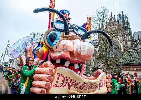 Den Bosch, Niederlande. 20. Februar 2023. Der Höhepunkt von Oeteldonk (der Name, den die Stadt Den Bosch während des Karnevals erhält) wird am Karneval-Montag gefeiert: Die große Parade, die Stadt begrüßt Enthusiasten, die kommen, um dieses bunte Spektakel zu sehen. Am 20. Februar 2023. (Foto: Romy Arroyo Fernandez/NurPhoto) Kredit: NurPhoto SRL/Alamy Live News Stockfoto