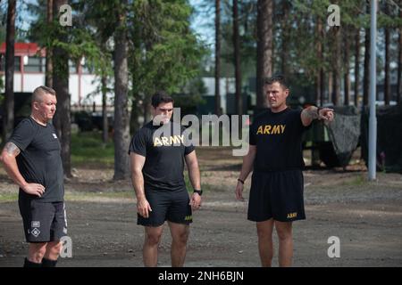 USA Army Sgt. 1. Klasse Stephen Dey, kommissarischer erster Sergeant der ‚Viper‘ Company, 1. Bataillon, 26. Infanterie-Regiment, 2. Brigade-Kampfteam, 101. Luftangriff, erklärt dem finnischen Armeekollektor Jussi Annala, Stabschef der Jaeger-Brigade, in Sodankyla, das Sprint-Drag-Carry-Event des Army-Tests. Finnland, 19. Juli 2022. Das 2. Brigaden-Kampfteam, die 101. Luftwaffe und die Jaeger-Brigade begannen mit einer gemeinsamen Ausbildung in Finnland, um die Beziehungen zu stärken und die Interoperabilität zwischen den beiden Nationen zu fördern. Stockfoto