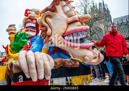 Den Bosch, Niederlande. 20. Februar 2023. Der Höhepunkt von Oeteldonk (der Name, den die Stadt Den Bosch während des Karnevals erhält) wird am Karneval-Montag gefeiert: Die große Parade, die Stadt begrüßt Enthusiasten, die kommen, um dieses bunte Spektakel zu sehen. Am 20. Februar 2023. (Foto: Romy Arroyo Fernandez/NurPhoto) Kredit: NurPhoto SRL/Alamy Live News Stockfoto