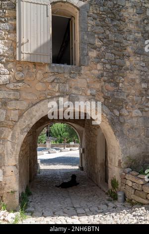 Bogen im kleinen Dorf Oppede Le Vieux auf dem Hügel der Provence Luberon Vaucluse Frankreich Stockfoto