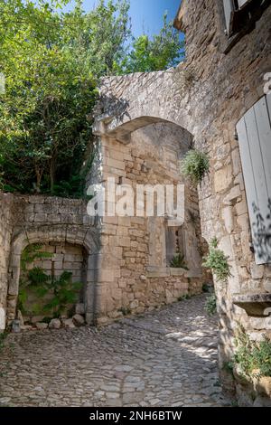 Antiker Bogen in den Gassen des französischen Dorfes in der Provence Oppede le Vieux Stockfoto