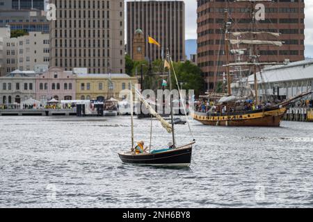 Großsegler auf dem Wasser, Großsegler beim Holzbootfestival in hobart, tasmanien, australien im Hafen Stockfoto