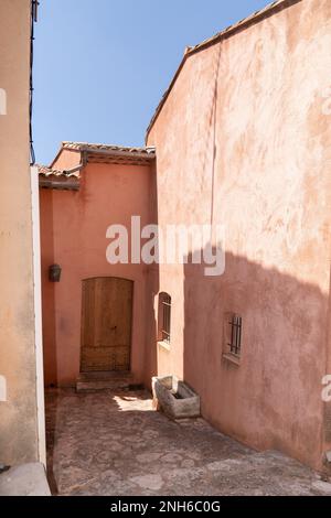 Roussillon Ockerfarbene Allee Dorfhäuser in Frankreich Stockfoto
