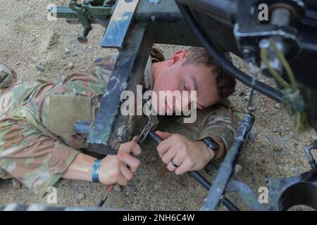 USA Soldat SPC. Colin Grebner, zugewiesen zu Bravo Battery, 1. Bataillon, 320. Artillerie-Regiment, 2. Brigaden-Kampfteam, 101. Luftangriff, führt die letzte Wartung an einem M119 105mm. Howitzer durch, um sich auf eine anstehende Lageübung in Sodankyla, Finnland, vorzubereiten, 19. Juli 2022. Das 2. Brigaden-Kampfteam, die 101. Airborne Division (Luftangriff) und die Jaeger-Brigade begannen mit einer gemeinsamen Ausbildung in Finnland, um die Beziehungen zwischen den beiden Nationen zu stärken und die Interoperabilität zwischen ihnen zu fördern. Stockfoto