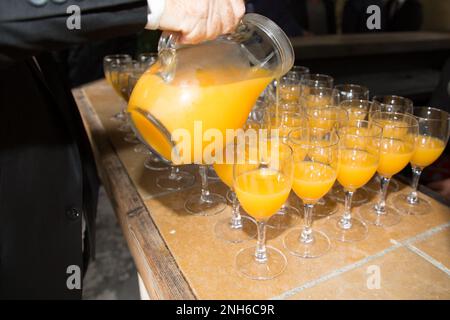 Viele Gläser Rum-Punsch alkoholische Getränke auf dem Tisch während eines Buffettischs bei der Veranstaltung Stockfoto