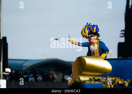 Köln, Deutschland. 20. Februar 2023. Tausende von Karnevalsfeiern feiern die Rose Monday Parade in Köln am 20. Februar 2023 (Foto von Ying Tang/NurPhoto).0 Kredit: NurPhoto SRL/Alamy Live News Stockfoto