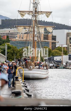 Großsegler auf dem Wasser, Großsegler beim Holzbootfestival in hobart, tasmanien, australien im Hafen Stockfoto