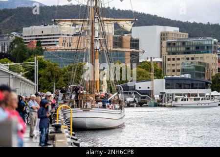 Großsegler auf dem Wasser, Großsegler beim Holzbootfestival in hobart, tasmanien, australien im Hafen Stockfoto