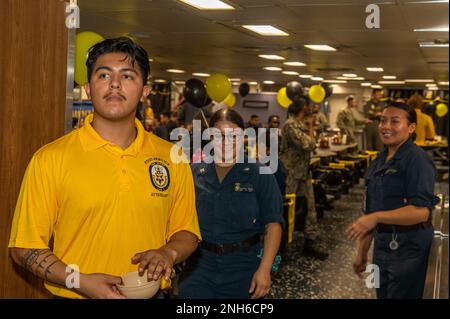 220719-N-CF580-2058 NORFOLK (19. Juni 2022) -- Airman Joe Sandoval, ein Gastronomiebetrieb (FSA), beobachtet die Kassierdecks an Bord des Amphibienschiffs USS Wasp (LHD 1) während der großen Wiedereröffnung der Galeeren und Kassierdecks am 19. Juli 2022. FSAs sind dafür verantwortlich, die Kassendecks sauber zu halten, Futter zu servieren und sicherzustellen, dass Seeleute alles haben, was sie zum Essen brauchen. Stockfoto