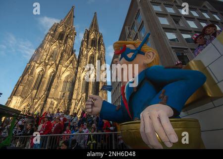 Köln, Deutschland. 20. Februar 2023. Ein allgemeiner Blick auf den ehemaligen amerikanischen Präsidenten Donald Trump mit seinem Karnevalswagen für die Wahlen von 2024 ist während der Rosenmontags-Parade am 20. Februar 2023 in Köln zu sehen (Foto von Ying Tang/NurPhoto). Kredit: NurPhoto SRL/Alamy Live News Stockfoto