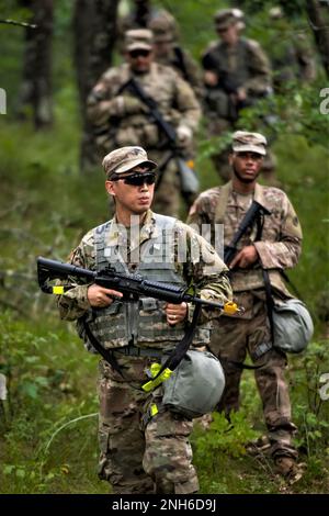 Soldaten in Fort McCoy nehmen an einem Trainingsszenario am 19. Juli 2022 für die Warrior-Übung der 78. Training Division 78-22-02 in einem Trainingsbereich in Fort McCoy, Wisconsin, Teil. Bei der Übung wurden laut Armeereservat Soldaten auf Kampfsportniveau 10 durch verschiedene Trainingswege und Lageübungen und vieles mehr ausgebildet und evaluiert. Die Übung fand im Juli 2022 in Fort McCoy statt. (Foto: Amanda Clark, Fort McCoy Multimedia-Visual Information Office) Stockfoto