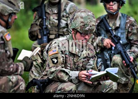 Soldaten in Fort McCoy nehmen an einem Trainingsszenario am 19. Juli 2022 für die Warrior-Übung der 78. Training Division 78-22-02 in einem Trainingsbereich in Fort McCoy, Wisconsin, Teil. Bei der Übung wurden laut Armeereservat Soldaten auf Kampfsportniveau 10 durch verschiedene Trainingswege und Lageübungen und vieles mehr ausgebildet und evaluiert. Die Übung fand im Juli 2022 in Fort McCoy statt. (Foto: Amanda Clark, Fort McCoy Multimedia-Visual Information Office) Stockfoto