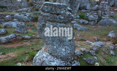 Wunderschöne wilde Landschaft mit Felsformationen. Einzigartige Granitsteine im Park an einem Sommertag. Naturhintergrund. Stockfoto