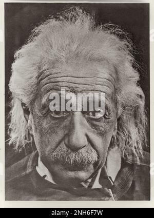Porträt von Albert Einstein. Albert Einstein (1879-1955) war ein in Deutschland geborener theoretischer Physiker, der die Relativitätstheorie entwickelte, eine der beiden Säulen der modernen Physik (neben der Quantenmechanik). Seine Arbeit ist auch für ihren Einfluss auf die Philosophie der Wissenschaft bekannt. Er ist in der Öffentlichkeit am bekanntesten für seine Masse-Energie-Äquivalenzformel E = mc2, die als „die berühmteste Gleichung der Welt“ bezeichnet wurde. 1921 erhielt er den Physik-Nobelpreis für seine Dienste der theoretischen Physik und insbesondere für seine Entdeckung des Gesetzes des photoelektrischen Effekts, einer zentralen St. Stockfoto