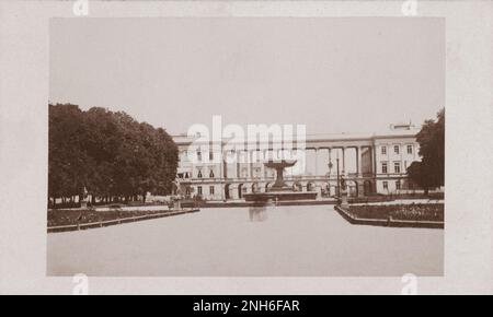 Vintage-Foto des Sächsischen Gartens (Saski) in Warschau aus dem 19. Jahrhundert. 1875 - 1885 der sächsische Garten (Polnisch: Ogród Saski) ist ein 15,5 Hektar großer öffentlicher Garten im Zentrum (Śródmieście) Warschaus, Polen, gegenüber dem Piłsudski-Platz. Es ist der älteste öffentliche Park der Stadt. Gegründet im späten 17. Jahrhundert, wurde er 1727 als einer der ersten öffentlich zugänglichen Parks der Welt für die Öffentlichkeit geöffnet. Stockfoto