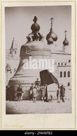 Die Zarenglocke im Kreml, Moskau. 1875 bis 1885 Uhr die Zarenglocke (Zar-kolokol), auch bekannt als Zarenkolokol, Zar Kolokol III oder Königliche Glocke, ist eine 6,14 Meter (20,1 Fuß) hohe Glocke mit einem Durchmesser von 6,6 Metern (22 Fuß) auf dem Gelände des Moskauer Kremls. Die Glocke wurde in Auftrag gegeben von Kaiserin Anna Iwanowna, Nichte von Peter dem Großen. Es war nie funktionstüchtig, ausgesetzt oder geklingelt. Stockfoto