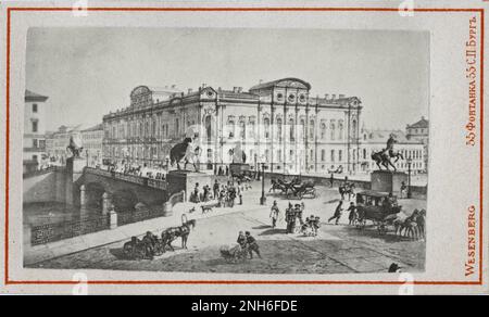 Städtische Umgebung von St. Petersburg: Anichkov-Brücke mit berühmten Pferdeskulpturen und Schloss Beloselsky-Belozersky. 1870-1880 Stockfoto