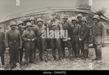 1914-1918. Erster Weltkrieg Eine Gruppe deutscher Soldaten, die sich still vor einem Mark IV Panzer namens "Heinz" gestellt haben. Laut Inschrift ist es die Crew des Fahrzeugs. Stockfoto