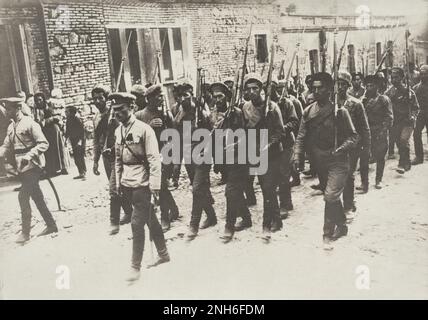 1914-1918. Erster Weltkrieg Das Bild zeigt einen Zug russischer Soldaten, die laut der Inschrift auf dem Bild an einer Beerdigungszeremonie teilnehmen. Stockfoto