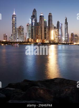 Panoramablick auf Dubai Marina bei Nacht mit Wolkenkratzern, Skyline, VAE Stockfoto