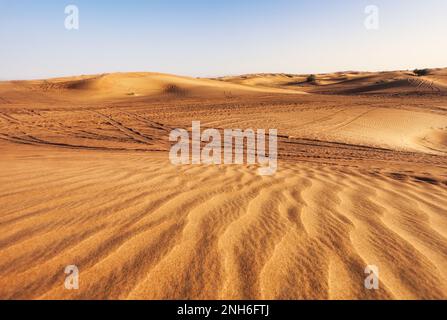 Wunderschöner Sonnenuntergang über den Sanddünen in der Arabischen Wüste im leeren Viertel, Vereinigte Arabische Emirate. RUB' al Khali in der Nähe von Dubai Stockfoto