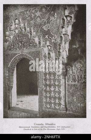 Architektur des alten Spaniens. Vintage-Foto des Saals der zwei Schwestern (Sala de Dos Hermanas). Stalaktiten und Gipsdekoration. XIV. Jahrhundert. Granada, Alhambra Stockfoto