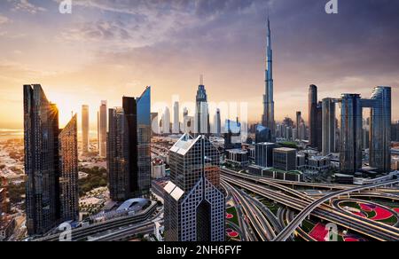 Dramatischer Sonnenaufgang über der Skyline von Dubai mit Burj Khalifa und luxuriösen Wolkenkratzern, Vereinigte Arabische Emirate Stockfoto