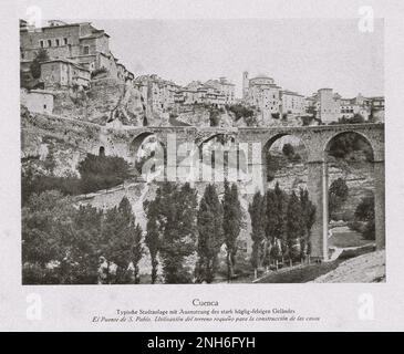 Architektur des alten Spaniens. Vintage-Foto von Cuenca. Typischer Blick auf die Stadt und Nutzung des stark umhüllten Felsgeländes Cuenca ist eine Stadt und Gemeinde Spaniens, die sich in der autonomen Gemeinschaft Kastilien-La Mancha befindet. Es ist die Hauptstadt der Provinz Cuenca. Stockfoto