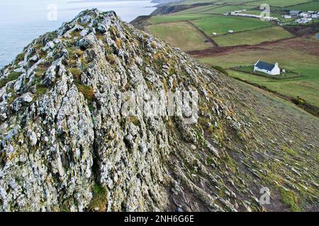 Foel y Mwnt ein steiler, konischer Gipfel mit Blick auf die Cardigan Bay in South Wales und fantastischem Meerblick. Stockfoto