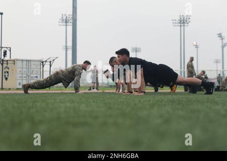 Soldaten, die der 35. Air Defense Artillery Brigade zugeteilt wurden, nehmen an einem Army Combat Fitness Test während der 2022 USA Teil Army Pacific Best Squad Competition im Balboni Sports Complex in Camp Humphreys, Südkorea, 20. Juli 2022. Der Wettbewerb umfasst die Top-Teams von fünf aus den USA In der Pazifikregion stationierte Armeeeinheiten, die allesamt um die Möglichkeit konkurrieren, USARPAC im Wettbewerb des Militärministeriums zu vertreten. Stockfoto