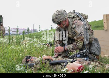 Staff Sgt. Thomas Doctor, ein 35. Air Defense Artillery Brigade Soldier, leistet erste Hilfe während einer individuellen Skills Assessment Lane während der 2022 USA Army Pacific Best Squad Competition in Camp Humphreys, Südkorea, am 20. Juli 2022. Der Wettbewerb umfasst die Top-Teams von fünf aus den USA In der Pazifikregion stationierte Armeeeinheiten, die allesamt um die Möglichkeit konkurrieren, USARPAC im Wettbewerb des Militärministeriums zu vertreten. Stockfoto