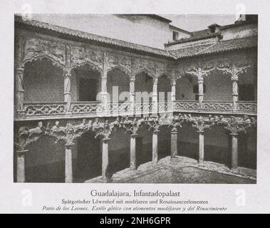 Architektur des alten Spaniens. Oldtimer-Foto des Palastes El Infantado (Spanisch: Palacio del Infantado), Guadalajara. Der Hof der Löwen. Gotischer Stil mit Mudejar- und Renaissance-Elementen Stockfoto