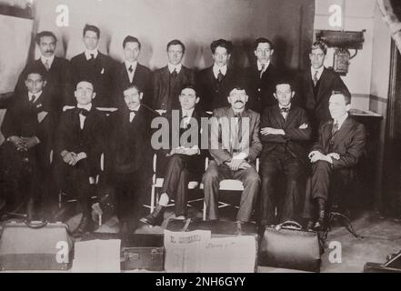 Das Foto spanischer Anarchisten zeigt vierzehn spanische Anarchisten, die von der Polizei in New York City aufgenommen wurden, weil sie verdächtigt wurden, an einem Komplott beteiligt zu sein, um Präsident Woodrow Wilson zu töten. Die Männer wurden identifiziert als Jose Grau (Arnaldo Sapelano), Herausgeber der spanischen Zeitung "El Corsario"; Jose (Joseph) Roman (Ramon) Fernandez, Arbeiter; Jose M. Alicer, Zigarettenhersteller; Zigarettenmacher; Joseph Micezer, Büroangestellter; Alemanero Malcono, Pantryman; Celestino Granado (oder Granada), Zigarettenhersteller; Ramon Sanchez, Zigarettenhersteller; Rogelio Garcia, Zigarettenmacher; Theodore (oder Pedro) Martin, Associate Editor A. Stockfoto