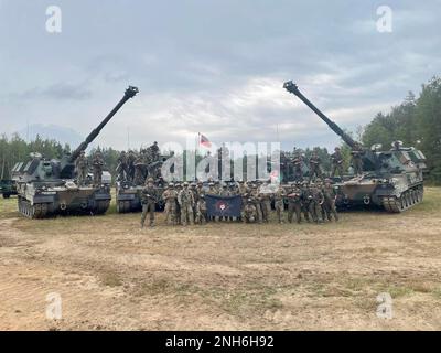 Fallschirmjäger der US-Armee mit C-Batterie, 4. Bataillon, 319. Airborne Field Artillery Regiment, 173. Airborne Brigade Pose für ein Bild mit dem polnischen 8. LAROM während der Dynamic Front 22, 20. Juli 2022 im Trainingsgebiet Grafenwoehr, Deutschland. Dynamic Front 22, angeführt vom Artillery Command von 56. und geleitet von der US Army Europe and Africa, ist die führende US-geführte NATO- und partnerintegrierte Feuerübung im Europäischen Theater, die sich auf die Interoperabilität von Bränden konzentriert, um die Bereitschaft, die Letalität und die Interoperabilität in den Bereichen Mensch, Verfahren und Technik zu erhöhen. Die 173. Airborne-brücke Stockfoto