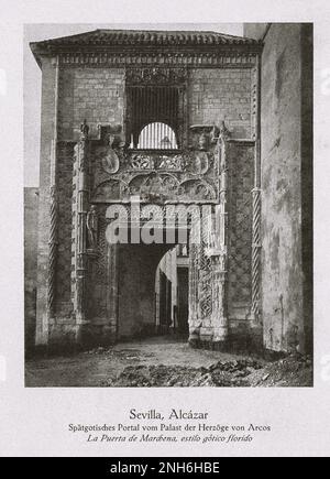 Architektur des alten Spaniens. Altes Foto des königlichen Alcázars von Sevilla. Das spätgotische Portal des Palastes der Herzöge von Arcos. Das Königliche Alcázars von Sevilla (Spanisch: Reales Alcázares de Sevilla), historisch bekannt als al-Qasr al-Muriq und allgemein bekannt als Alcázar von Sevilla, ist ein königlicher Palast in Sevilla, Spanien, erbaut für den christlichen König Peter von Kastilien. Es wurde von kastilischen Christen auf dem Gelände einer abbadierten muslimischen alcazar oder einer Wohnfestung erbaut. Stockfoto